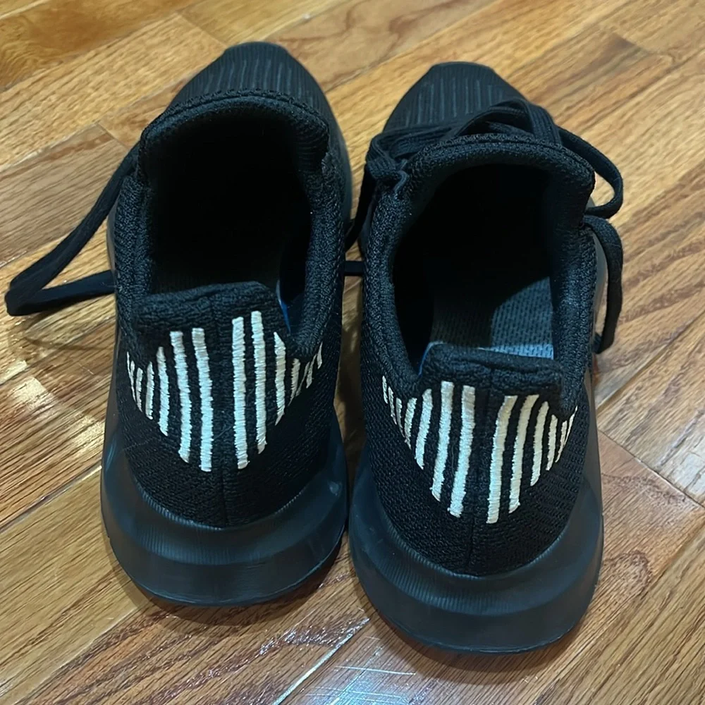 adidas Women's Swift Run Sneaker Size 9 - Picture 8 of 10